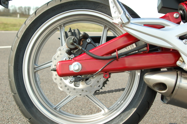 Kawasaki ER-6n, rear wheel